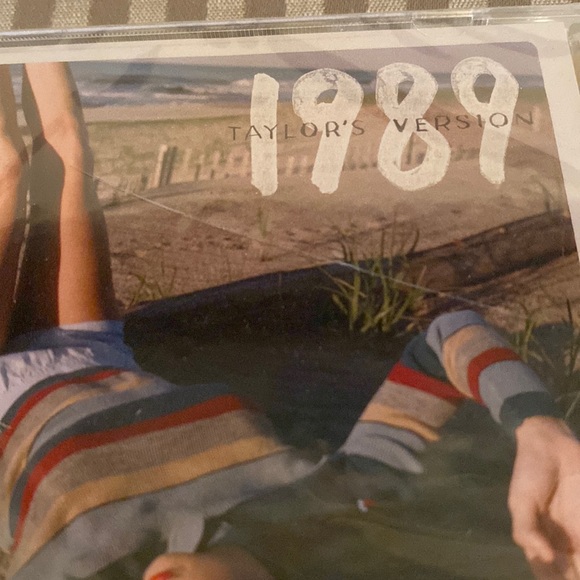 Taylor Swift 1989 (TV) Sunrise Boulevard Yellow Deluxe CD with Polaroids - Picture 2 of 3